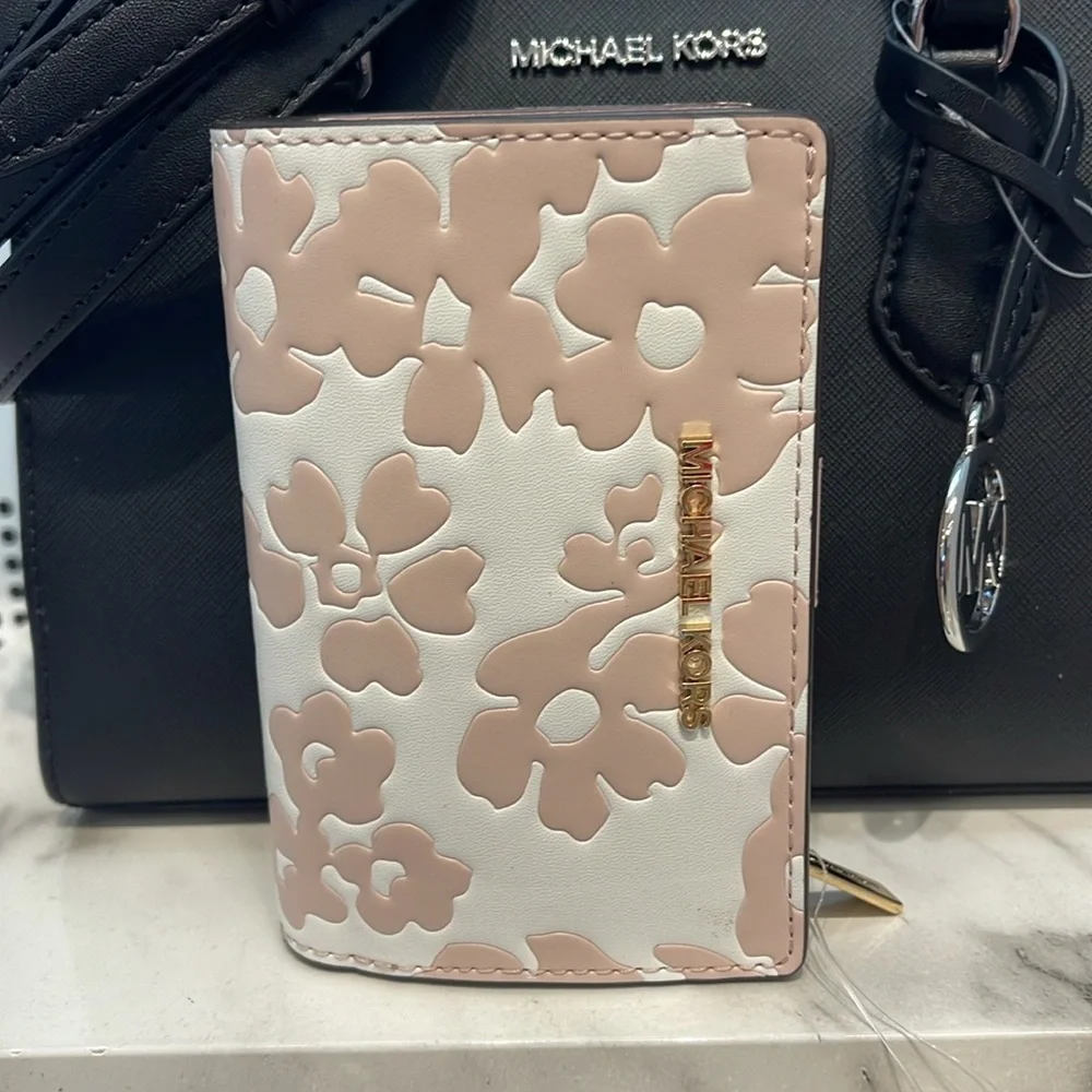Michael Kors Jet Set Medium Floral Print Bi-Fold Wallet 
POWDER BLUSH
NWT - Picture 2 of 16